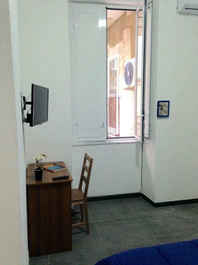 Domus 19 Hotel Наполи Екстериор снимка